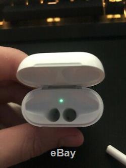 Apple Airpods Wireless Earbud Headphones (mmef2zm / A) Very Good Condition