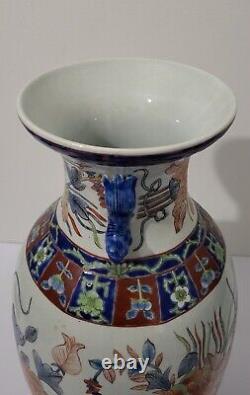 Chinese Ceramic Vase from Ming Dynasty, Signed, Very Good Condition