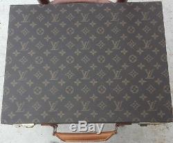 Louis Vuitton Authentic Fastener Case Flat Canvas Monogram In Very Good Condition