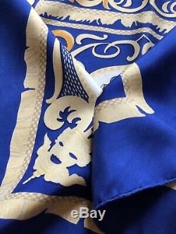 Auth HERMES 100% Silk Scarf Carre 90/35. LA PRESENTATION Très bon état