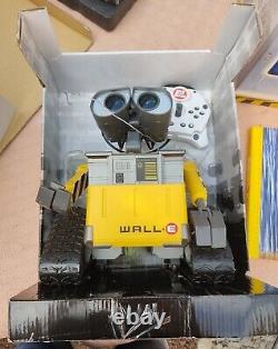 Coffret WALL. E (WALL E) Collector's Box INCLUS WALL E RARE TRÈS BON ÉTAT