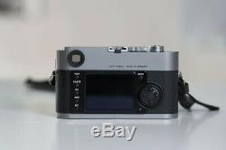Leica M9 Chrome Gris Très bon Etat avec 2 batteries et 1 étui en cuir Leica