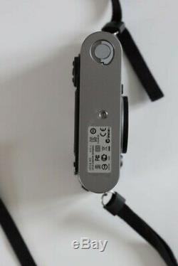 Leica M9 Chrome Gris Très bon Etat avec 2 batteries et 1 étui en cuir Leica