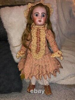 Magnifique poupée Jumeau 1907 taille 8 très beau costume bon état