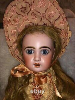 Magnifique poupée Jumeau 1907 taille 8 très beau costume bon état