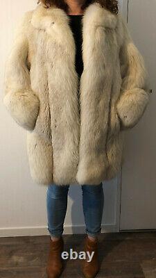 Manteau de fourrure en renard bleu (blue fox fur coat) gris clair, très bon état