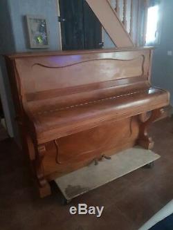 PIANO DROIT PLEYEL modèle N° 33R551 serie n'145160. En tres bon état. Urgent