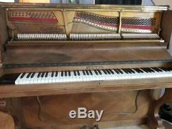 PIANO DROIT PLEYEL modèle N° 33R551 serie n'145160. En tres bon état. Urgent