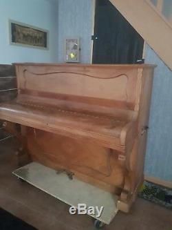 PIANO DROIT PLEYEL modèle N° 33R551 serie n'145160. En tres bon état. Urgent