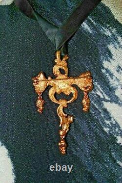 Pendentif/ Broche Christian Lacroix Metal Dore Tres Bon Etat