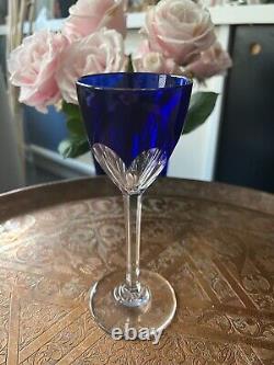 Un verre roemer Cristal Baccarat modèle Genova bleu très bon état