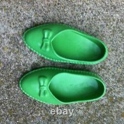 Une paire de chaussures verte 1969 de poupée Cathie Bella très bon état