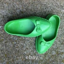 Une paire de chaussures verte 1969 de poupée Cathie Bella très bon état